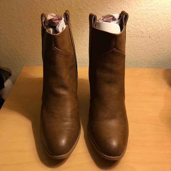 BRAND NEW. NEVER WORN. 👢 cognac booties - Picture 7 of 8